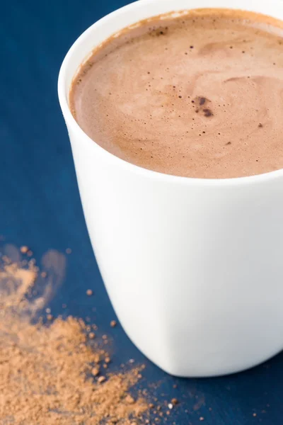 Caneca branca com chocolate quente . — Fotografia de Stock