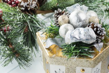 Noel hediye kutusu Noel ağacının altında.