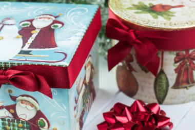 İki Noel Hediyelik kutu kurabiye ile.