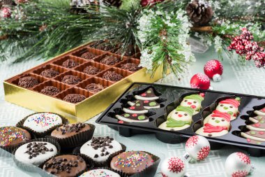 Çeşitli çikolata, şekerleme, çikolata kurabiye.