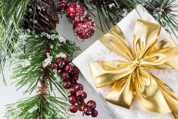 크리스마스 트리 아래 선물 포장 사탕. — 스톡 사진