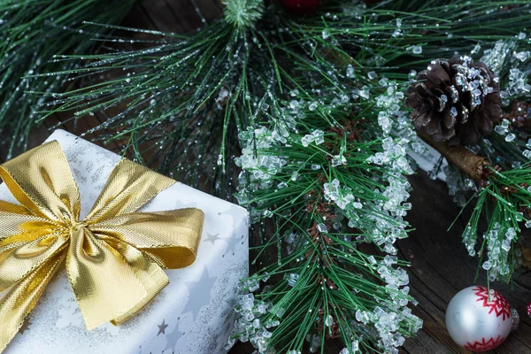 크리스마스 트리 아래 선물 포장 사탕. — 스톡 사진