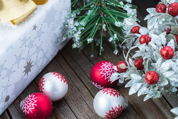 Δώρο wrap καραμέλες κάτω από το χριστουγεννιάτικο δέντρο. — Φωτογραφία Αρχείου