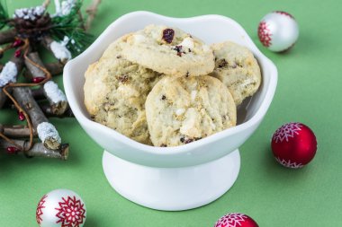 Kızılcık, beyaz çikolata kurabiye.