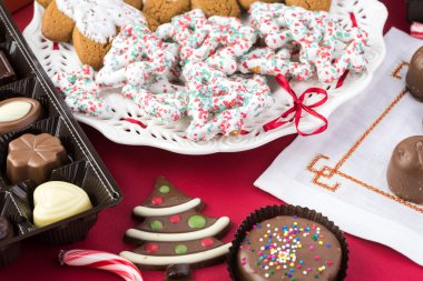 Çeşitli Noel kurabiyeleri ve çikolata şekerleme.