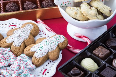 Çeşitli Noel kurabiyeleri ve çikolata şekerleme.
