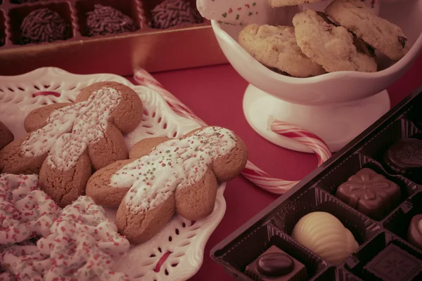 Sortierte Weihnachtsplätzchen und Schokoladenbonbons. — Stockfoto