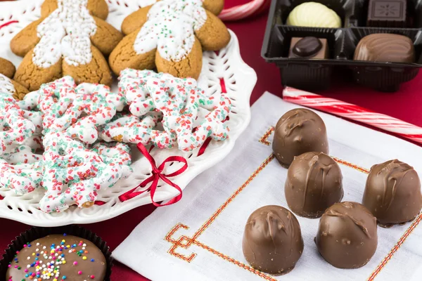 Çeşitli Noel kurabiyeleri ve çikolata şekerleme. — Stok fotoğraf