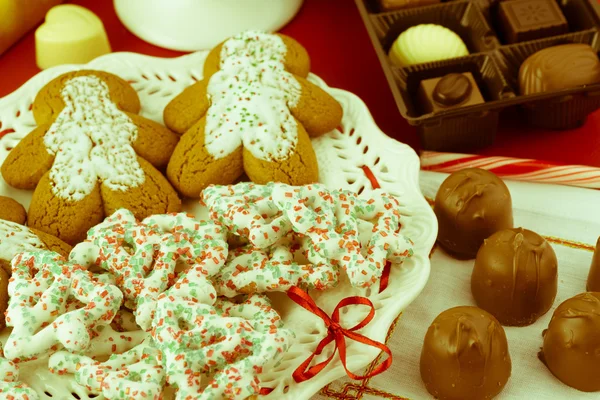 Biscotti di Natale assortiti e caramelle al cioccolato . — Foto Stock