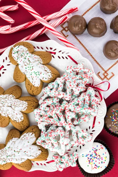 Ανάμικτες χριστουγεννιάτικα μπισκότα και σοκολάτα καραμέλες. — Φωτογραφία Αρχείου