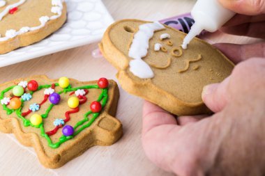 Gingerbread süsleme çerezleri.