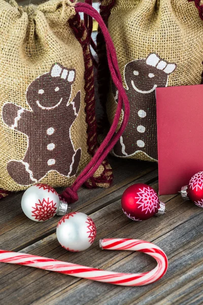 Twee glazen potten binnenkant van een jute zakken bereid voor de giften van Kerstmis. — Stockfoto