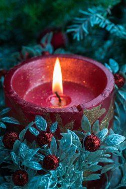 Noel süsler içinde kar.