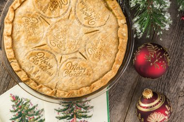 Noel elmalı turta taze pişmiş.