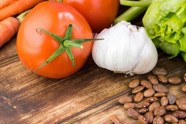 Minestone çorba için malzemeler.