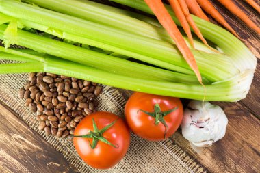 Minestone çorba için malzemeler.