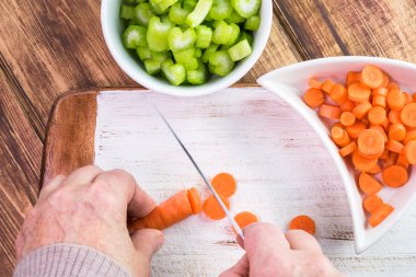 Kesilmiş kereviz ve havuç.