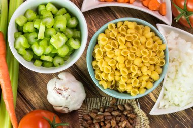 Minestone çorba için malzemeler.