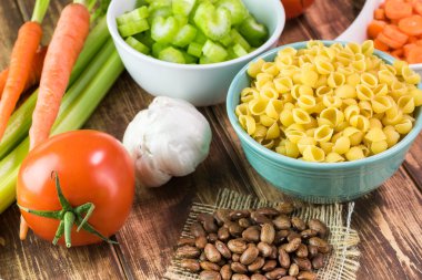 Minestone çorba için malzemeler.