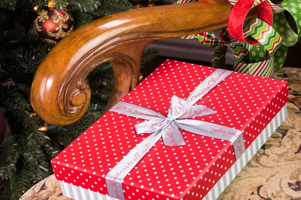 Christmas tree and Christmas gift — Stock Photo, Image