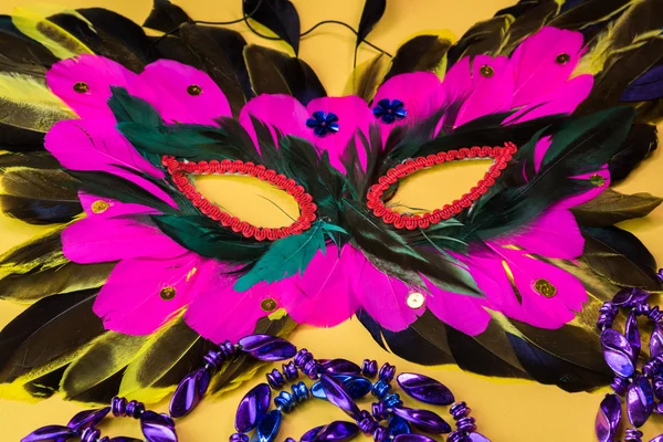 Coloré Mardi Gras masque et perles . — Photo