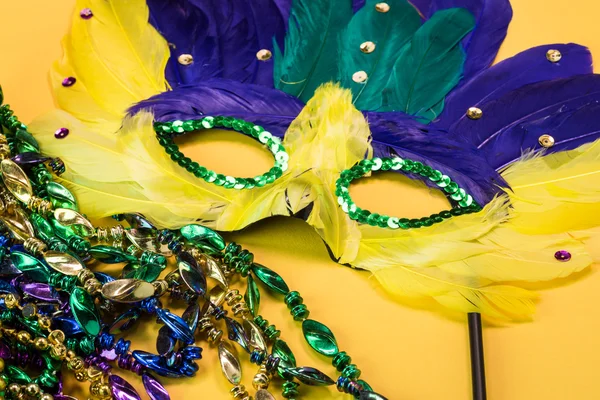 Kolorowe maski Mardi Gras i koraliki. — Zdjęcie stockowe