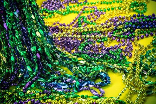 Perline di Mardi Gras colorate . — Foto Stock