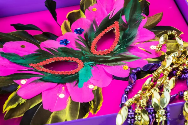 Coloré Mardi Gras masque et perles . — Photo