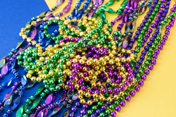 Kleurrijke mardi gras kralen. — Stockfoto