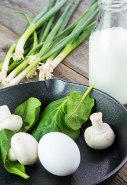 Taze mantar, ıspanak demir tava üzerinde.