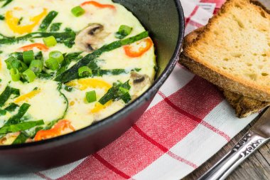 Sebze ile taze pişmiş omlet.