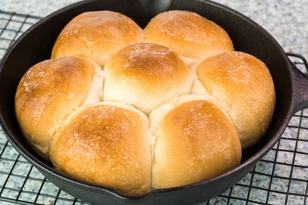 Fresh baked dinner rolls. — Stock Photo, Image