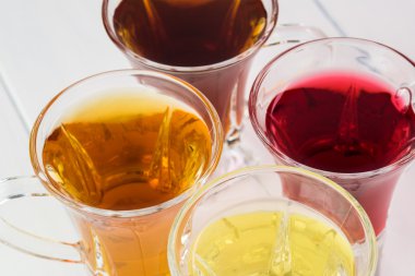 Cam çay bardak ile çeşitli çay.