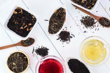 Kuru çay ve cam bardak yeşil çay ve kırmızı çay ile ürün yelpazesine.