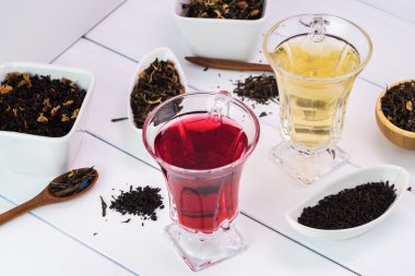 Kuru çay ve cam bardak yeşil çay ve kırmızı çay ile ürün yelpazesine.