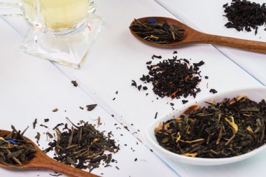 Kuru çay ve cam fincan yeşil çay ile ürün yelpazesine.