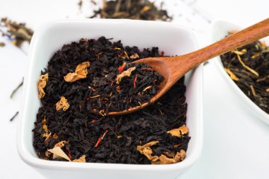 Kuru siyah çay Kupası yapraklar.