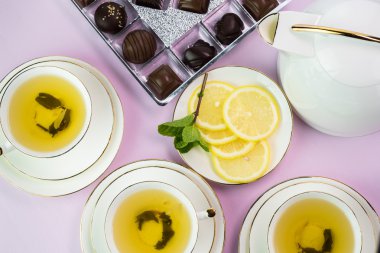 Çay bardak yeşil çay ve çikolata şekerleme.