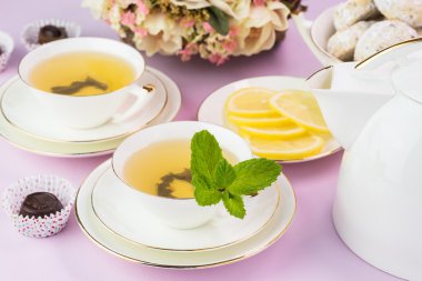 Çay bardak yeşil çay ve kurabiye.