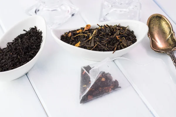 Асортимент сухого чаю: чорний, зелений, екзотичний фруктовий чай . — стокове фото