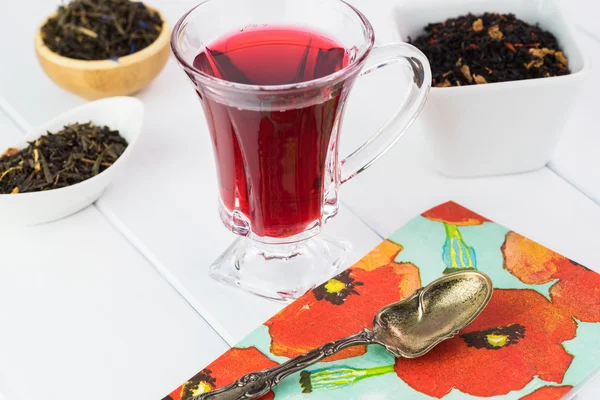 Скляна чашка чаю з червоним чаєм гібіскуса . — стокове фото