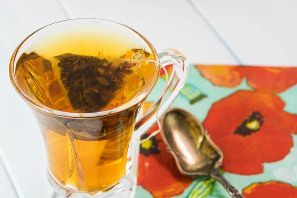 Скляна чашка чаю з екзотичним фруктовим чаєм . — стокове фото