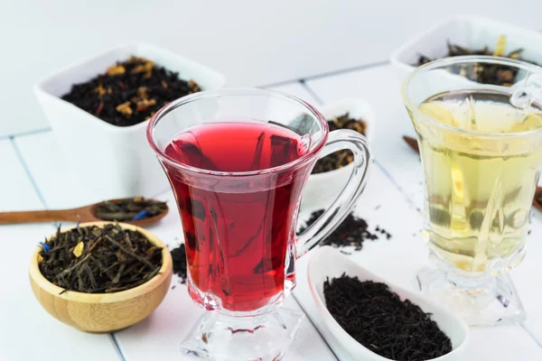 Асортимент сухого чаю та скляної чашки з зеленим чаєм та червоним чаєм . — стокове фото