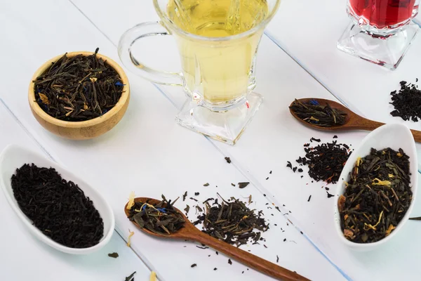 Асортимент сухого чаю та скляної чашки з зеленим чаєм та червоним чаєм . — стокове фото