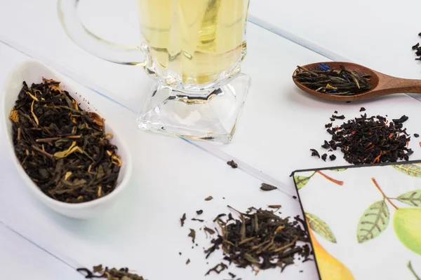 Асортимент сухого чаю та скляної чашки з зеленим чаєм . — стокове фото