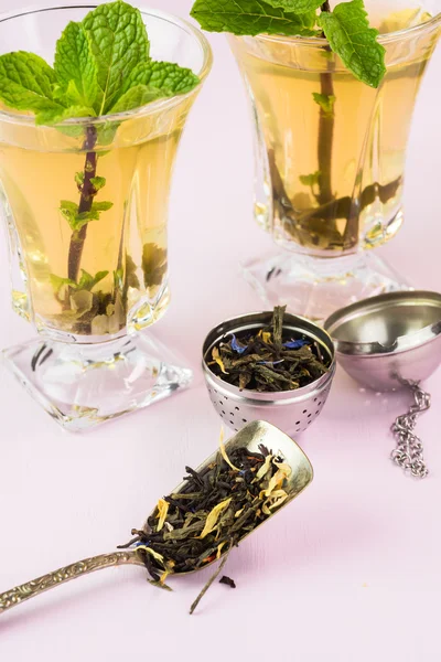 Скляні чашки чаю з зеленим чаєм . — стокове фото