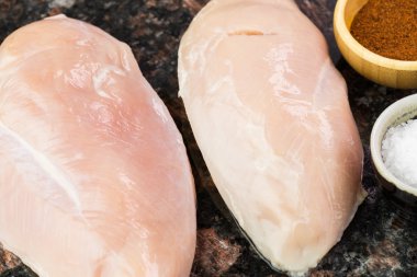 Pişmemiş organik tavuk göğsü.