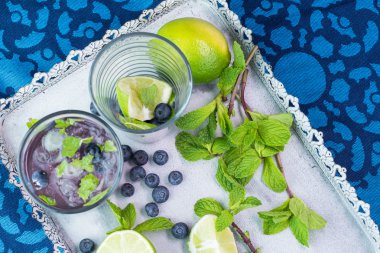 Ev yapımı böğürtlenli mojito kokteyl.