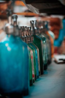 Vintage şişelerin yakın plan görüntüsü