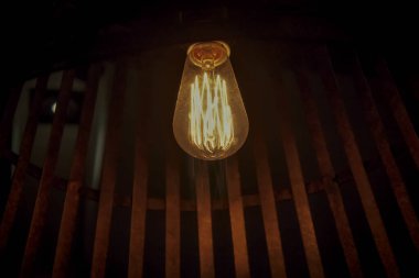 Koyu arkaplanda bir ampul